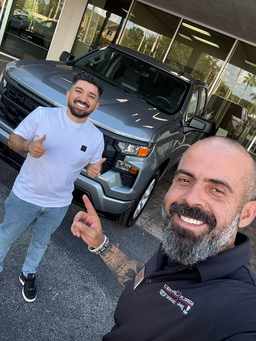 Cliente satisfeito com a compra do carro nos EUA, ao lado do David